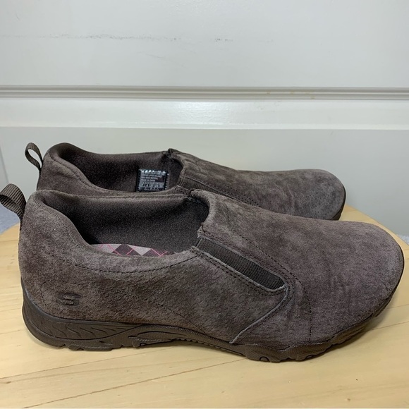 SKECHERS outdoor active brown slip on shoes suede comfort memory foam walking 7 - Picture 6 of 14